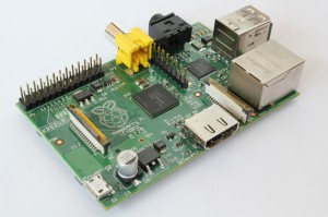 Der Raspberry Pi (Modell B) mit LAN-Anschluss, 2 x USB, HDMI, Audio & Video sowie Stromversorgung über Mini-USB.